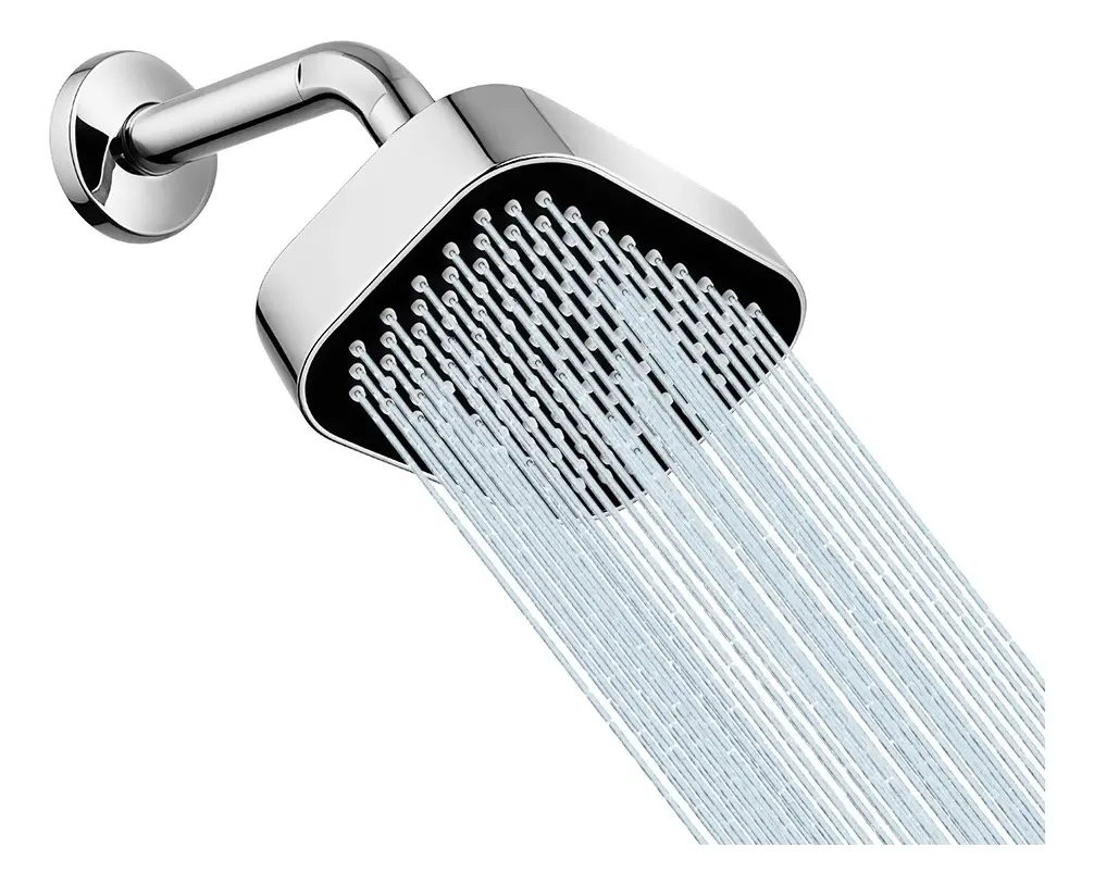 Ducha Heemli com corpo prateado e painel preto para instalação de parede