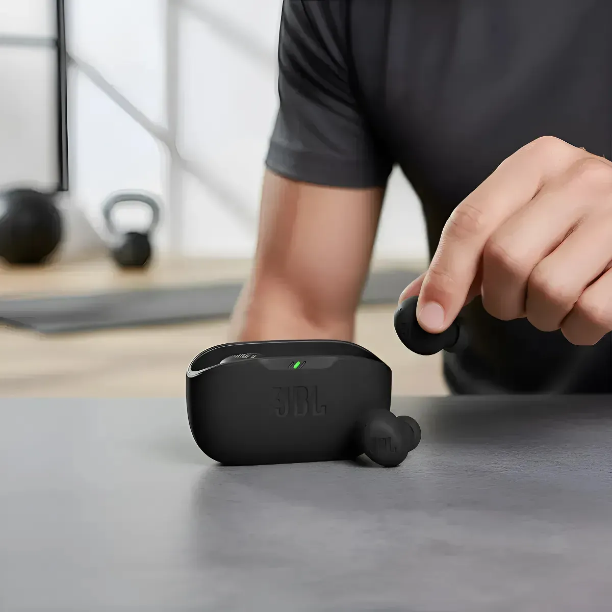 JBL Wave Buds 2 preto com fones e estojo de carregamento — imagem complementar