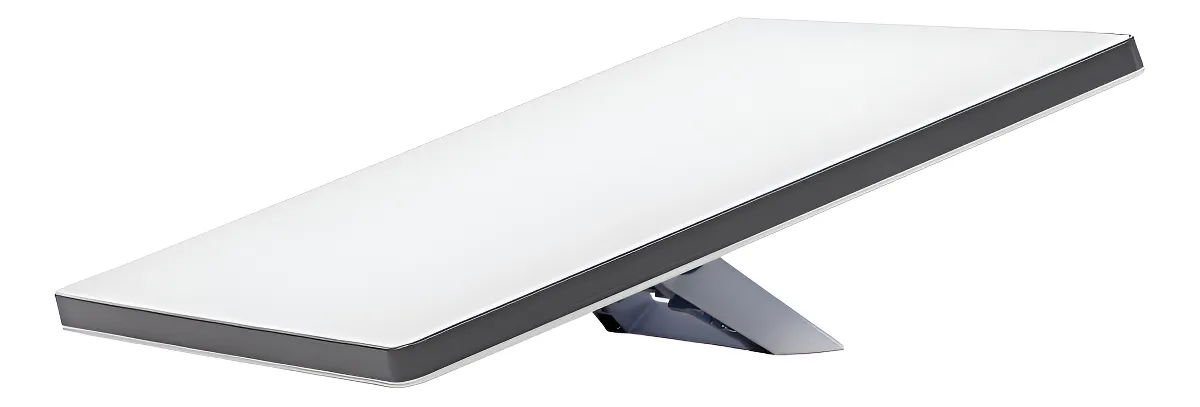 Antena Starlink Mini branca apoiada no suporte inclinado